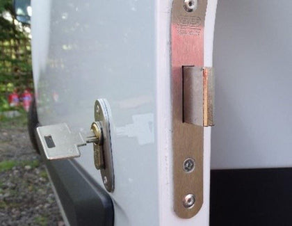 Ford Garrison DeadLock. Side loading door, from 2014 onwards.