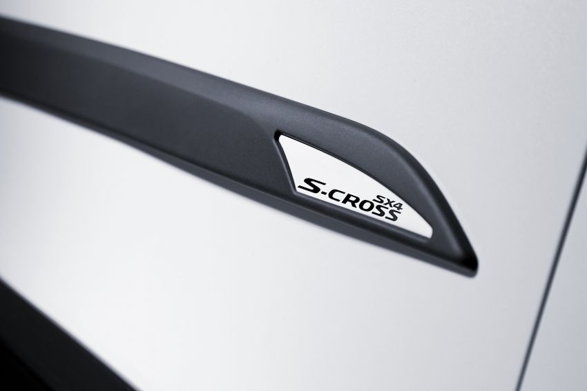 Suzuki Side body moulding set - black (supplied without badge)
